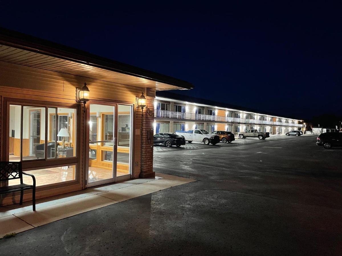 Days Inn & Suites By Wyndham St. Ignace Lakefront Exterior foto