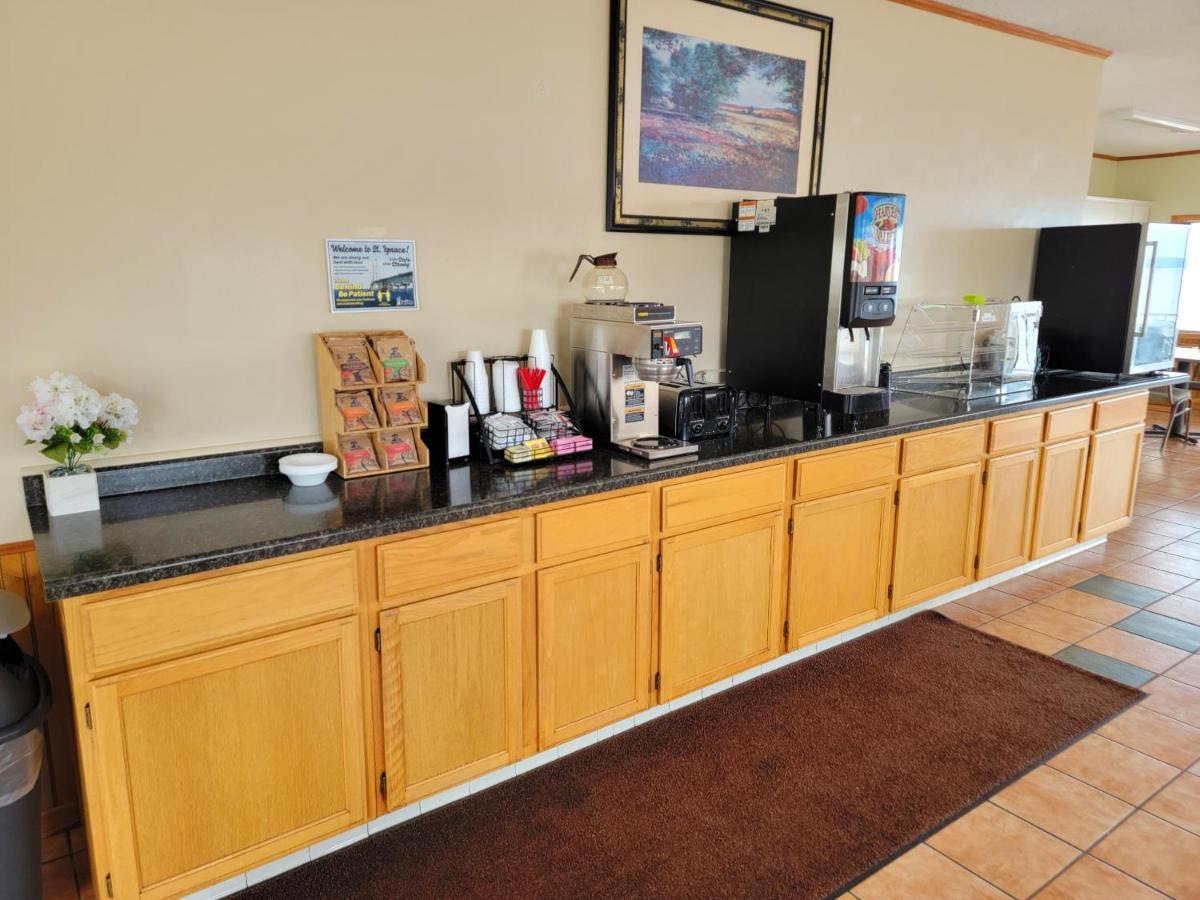 Days Inn & Suites By Wyndham St. Ignace Lakefront Exterior foto