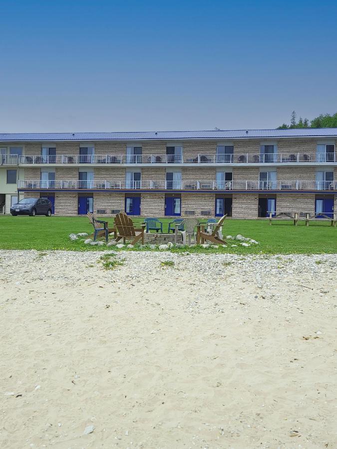 Days Inn & Suites By Wyndham St. Ignace Lakefront Exterior foto