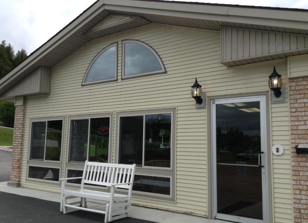 Days Inn & Suites By Wyndham St. Ignace Lakefront Exterior foto