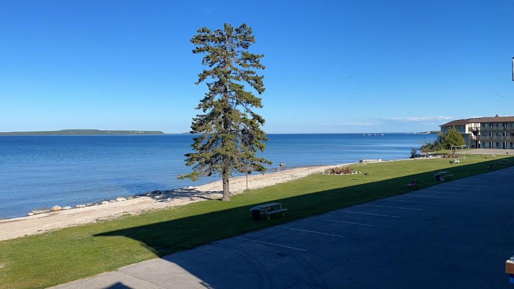 Days Inn & Suites By Wyndham St. Ignace Lakefront Exterior foto