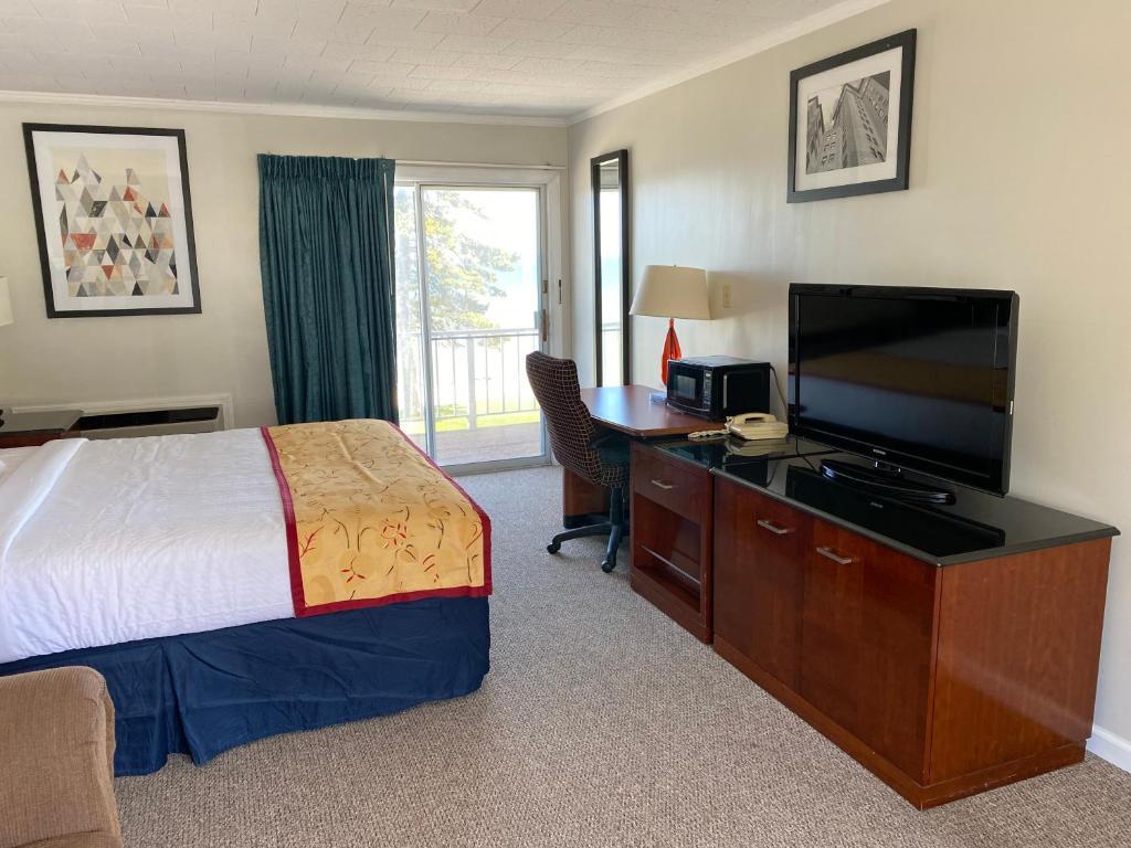 Days Inn & Suites By Wyndham St. Ignace Lakefront Exterior foto