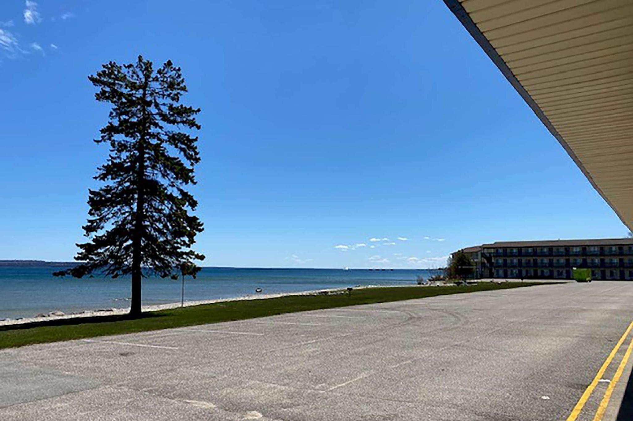 Days Inn & Suites By Wyndham St. Ignace Lakefront Exterior foto