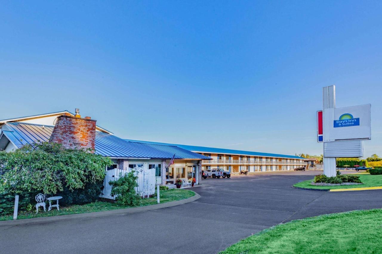 Days Inn & Suites By Wyndham St. Ignace Lakefront Exterior foto