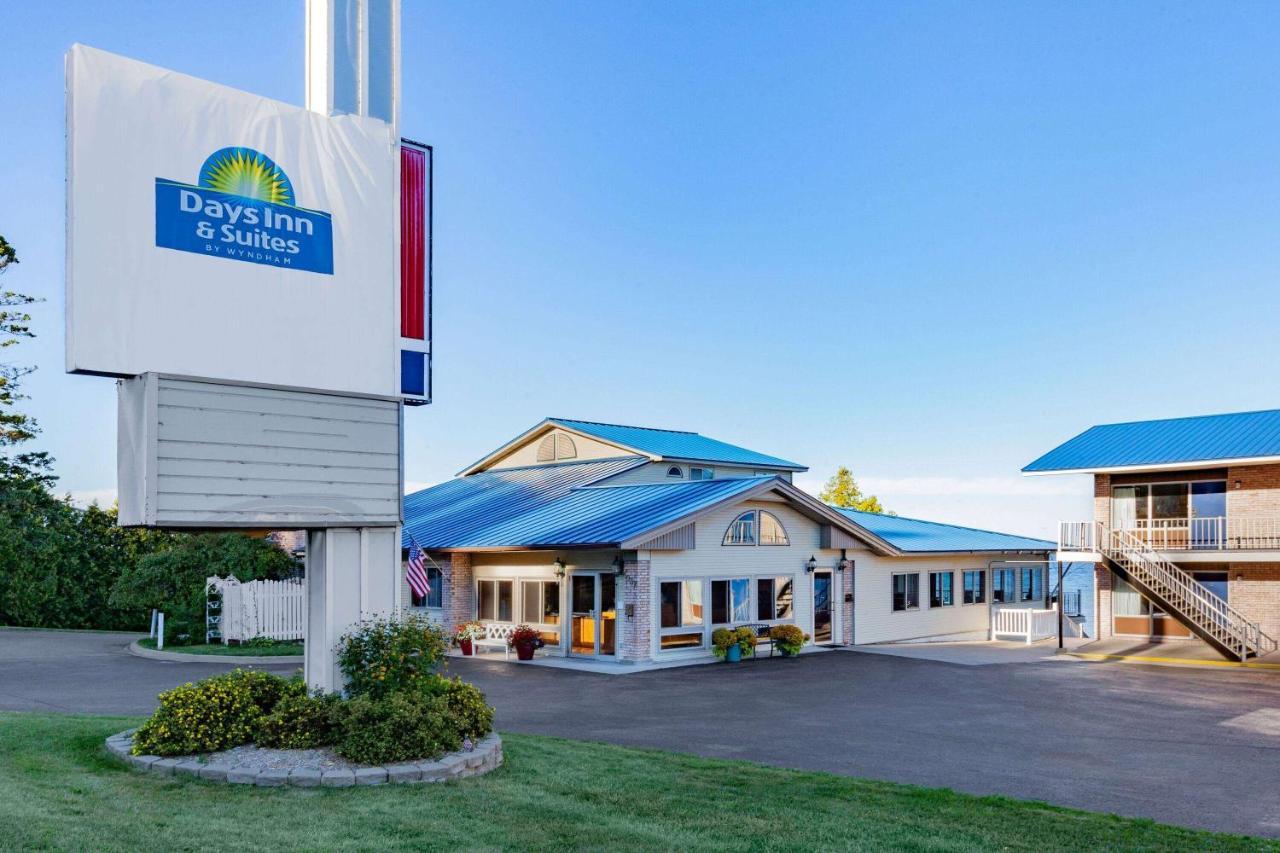 Days Inn & Suites By Wyndham St. Ignace Lakefront Exterior foto