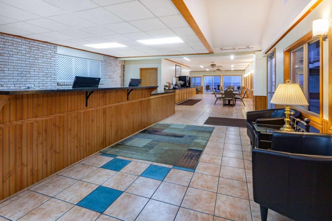 Days Inn & Suites By Wyndham St. Ignace Lakefront Exterior foto