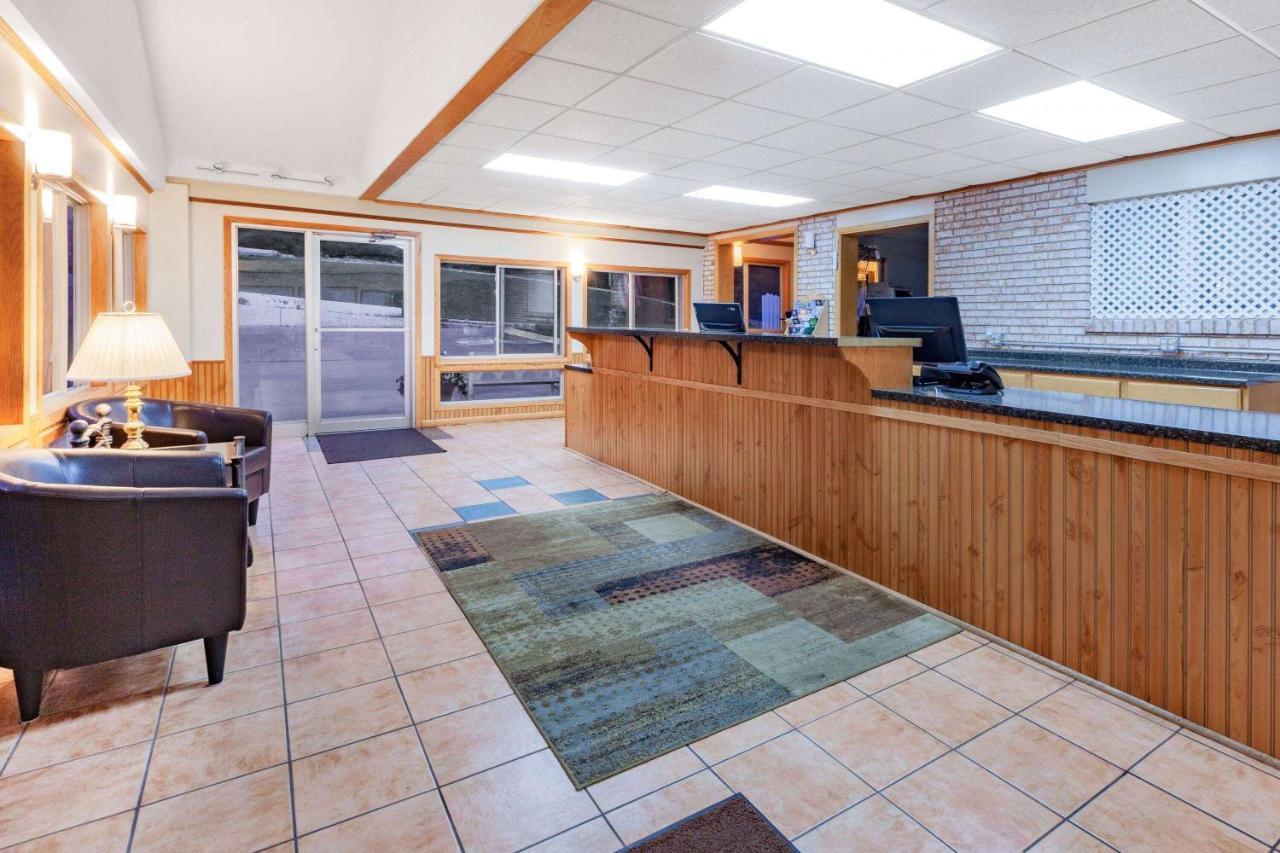 Days Inn & Suites By Wyndham St. Ignace Lakefront Exterior foto
