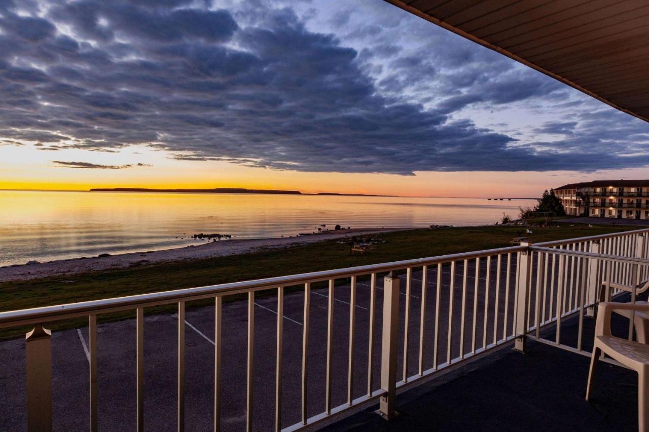 Days Inn & Suites By Wyndham St. Ignace Lakefront Exterior foto