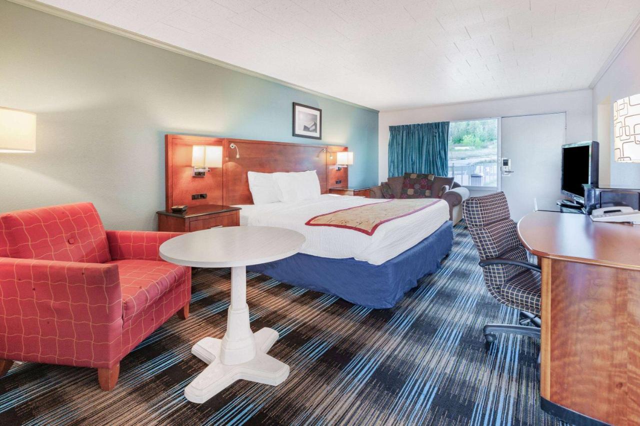 Days Inn & Suites By Wyndham St. Ignace Lakefront Exterior foto