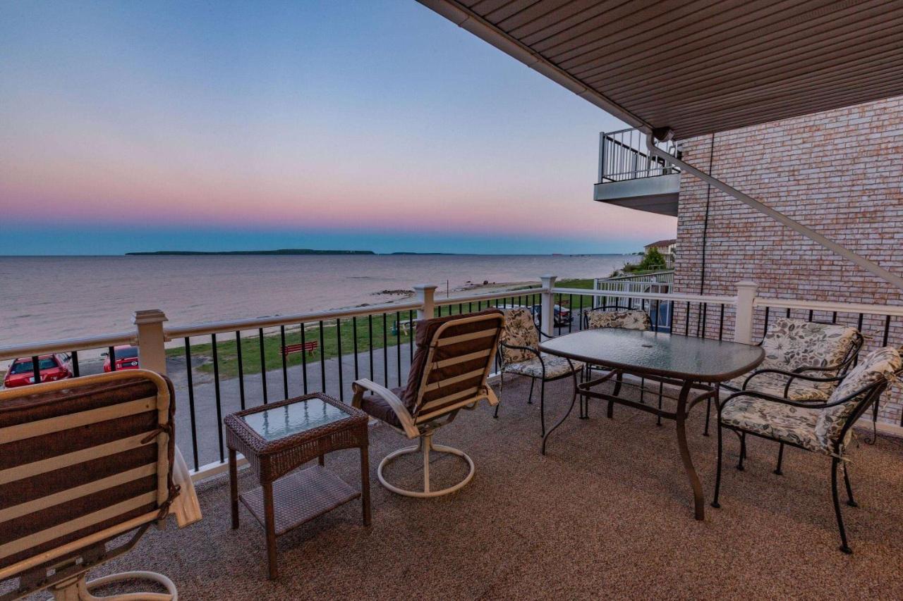 Days Inn & Suites By Wyndham St. Ignace Lakefront Exterior foto