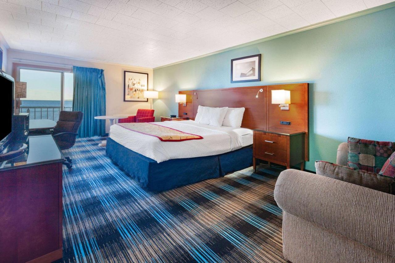 Days Inn & Suites By Wyndham St. Ignace Lakefront Exterior foto