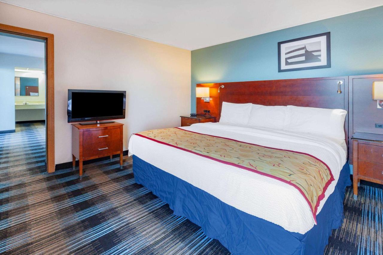 Days Inn & Suites By Wyndham St. Ignace Lakefront Exterior foto