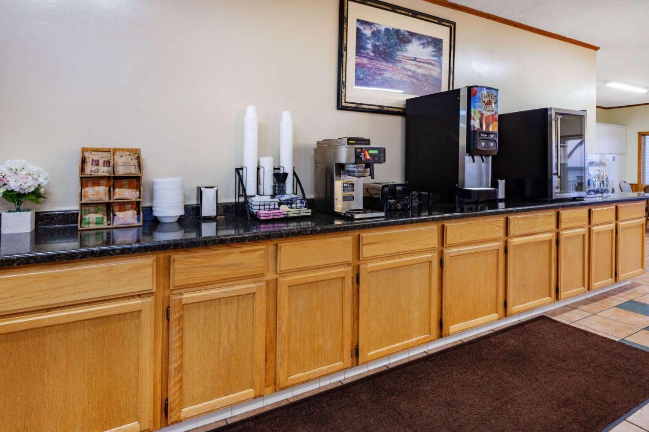 Days Inn & Suites By Wyndham St. Ignace Lakefront Exterior foto