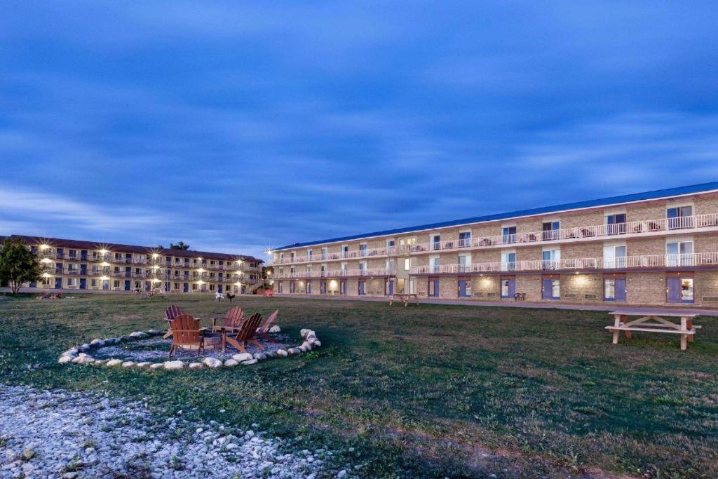 Days Inn & Suites By Wyndham St. Ignace Lakefront Exterior foto