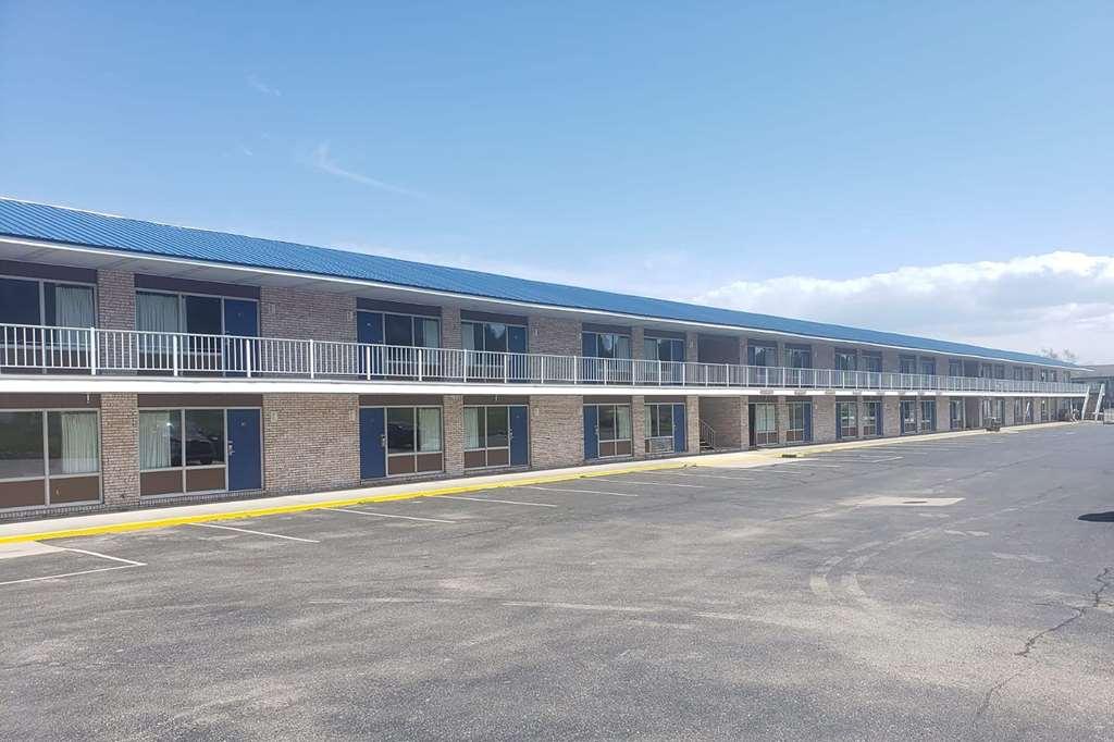 Days Inn & Suites By Wyndham St. Ignace Lakefront Exterior foto