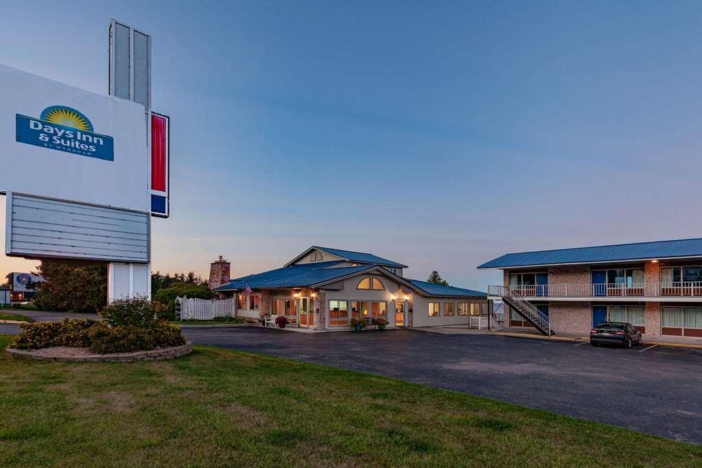 Days Inn & Suites By Wyndham St. Ignace Lakefront Exterior foto