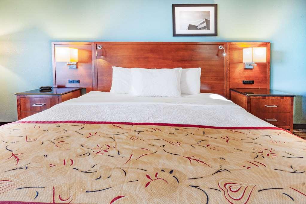 Days Inn & Suites By Wyndham St. Ignace Lakefront Habitación foto