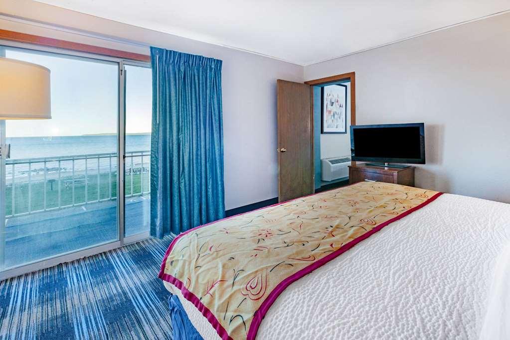 Days Inn & Suites By Wyndham St. Ignace Lakefront Habitación foto