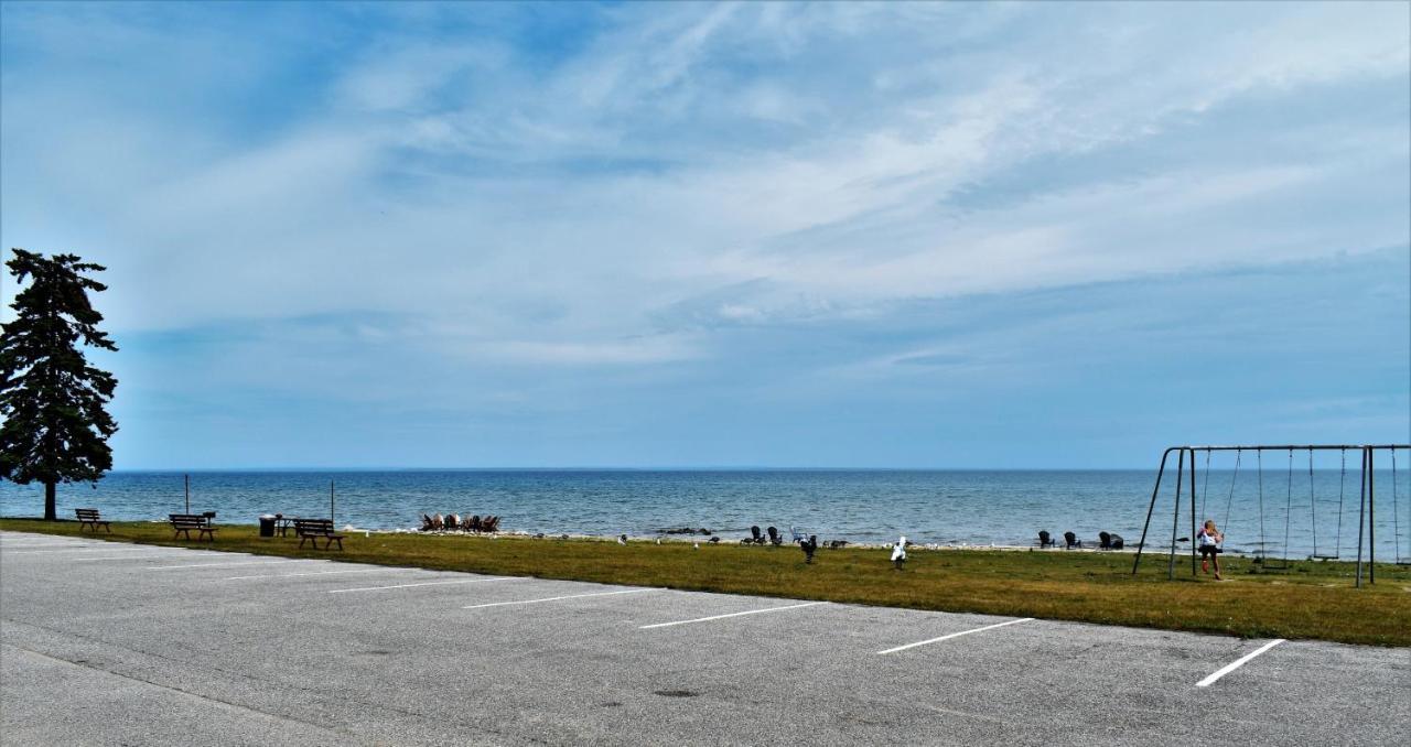 Days Inn & Suites By Wyndham St. Ignace Lakefront Exterior foto
